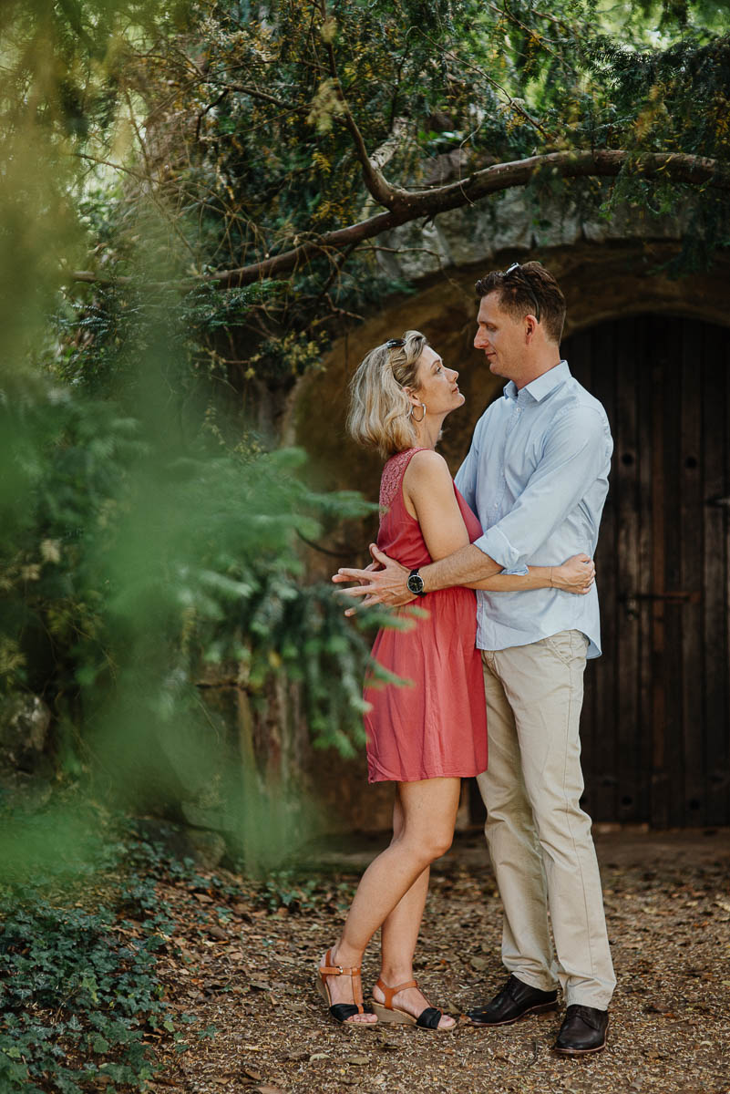 Authentische Verlobungsbilder eines Paares in ruhigem Moment