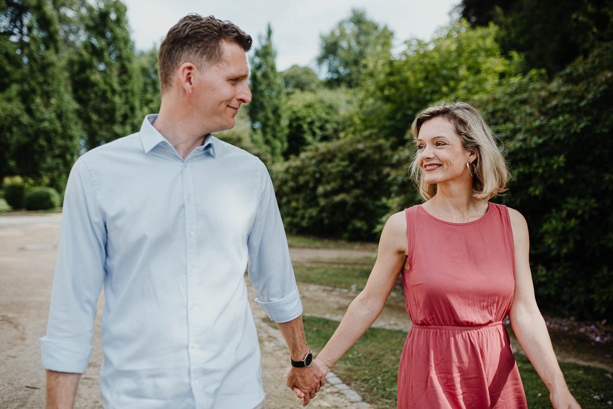 Paar beim Verlobungsshooting in entspannter Atmosphäre
