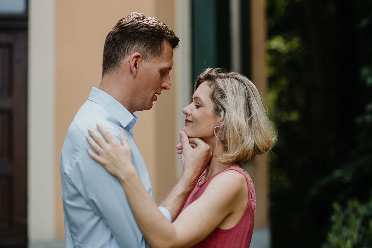 Paar zeigt echte Gefühle bei einem entspannten Shooting