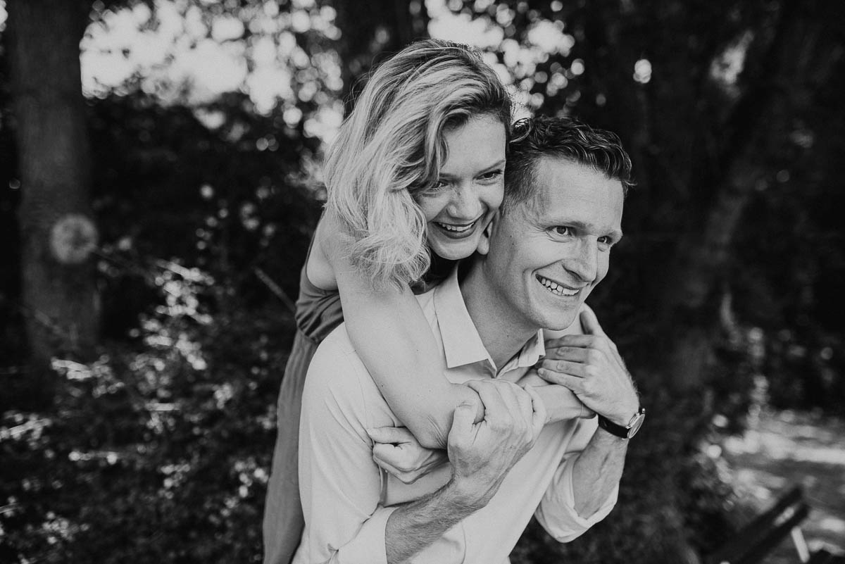 Authentische Verlobungsbilder eines lachenden Paares