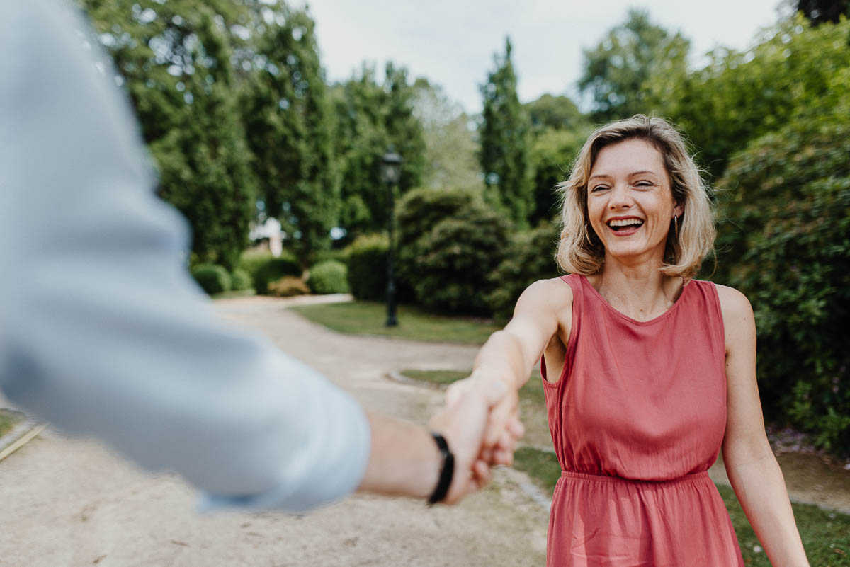 Paar genießt ein entspanntes Verlobungsshooting ohne Posen