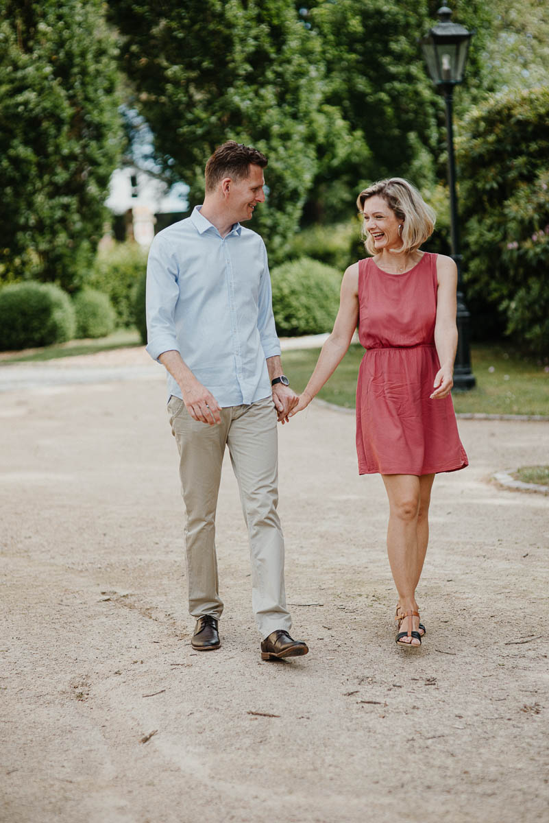 Paar läuft gemeinsam bei einem lockeren Verlobungsshooting