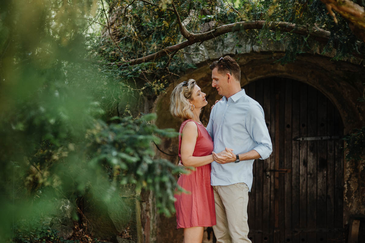 Abgestimmte Outfits bei einem natürlichen Verlobungsshooting