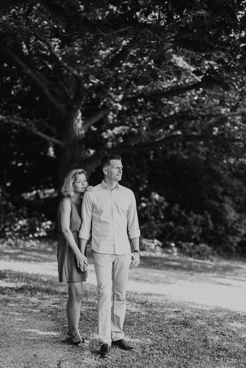 Natürlicher Augenblick bei einem Verlobungsshooting ohne Posen