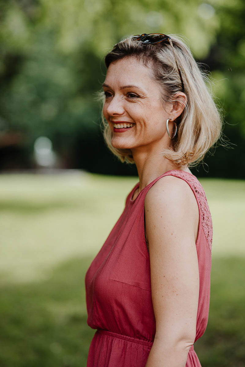 Paar vor der Hochzeit bei einem emotionalen Verlobungsshooting