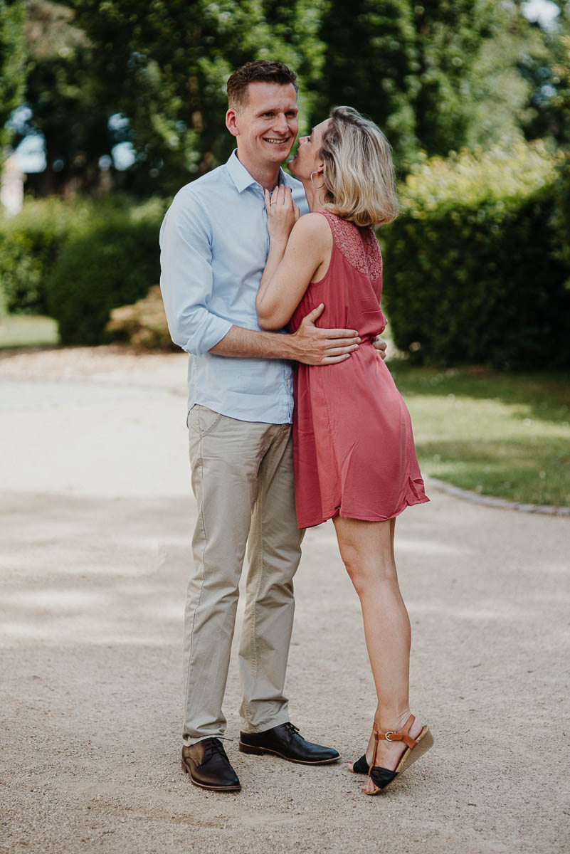 Innige Umarmung bei einem natürlichen Verlobungsshooting