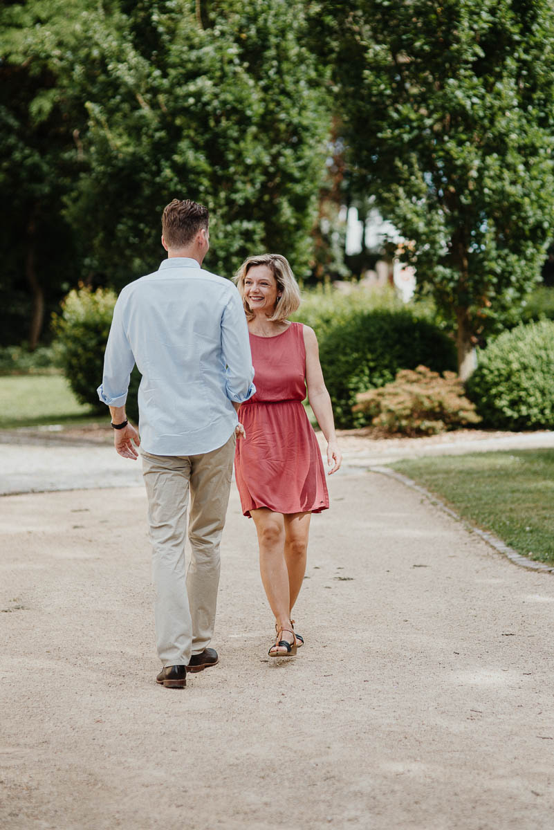 Echte und ungestellte Verlobungsfotos eines verliebten Paares