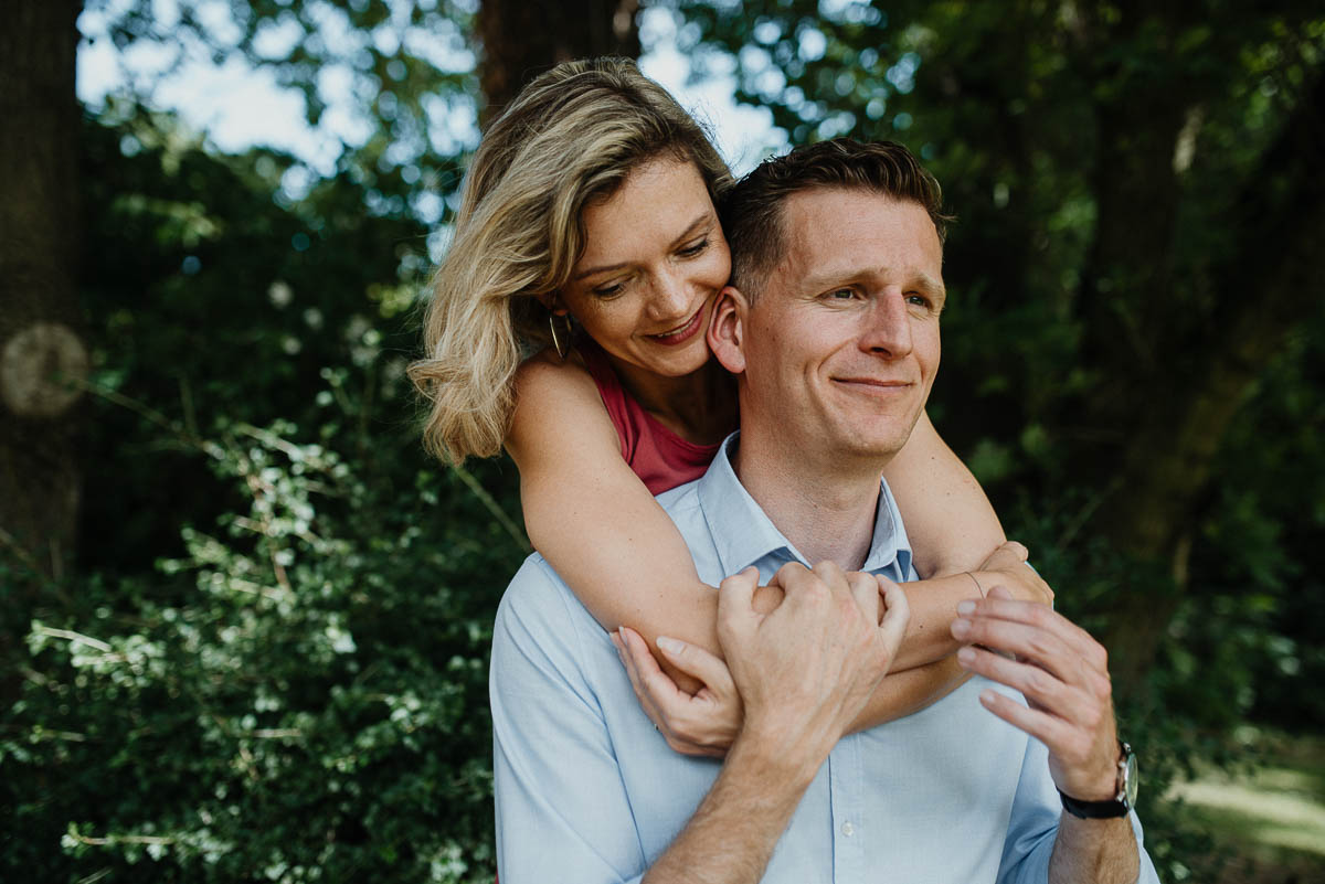 Natürliches Paarfoto bei einem Verlobungsshooting draußen