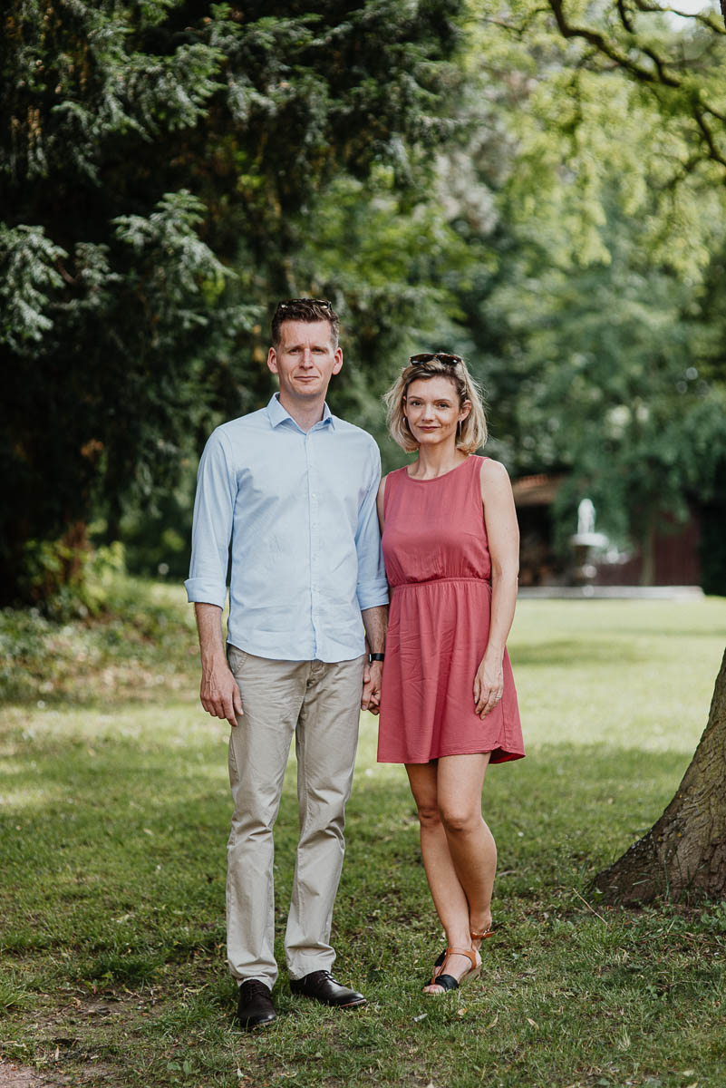 Natürliches Verlobungsshooting bei sanftem Licht am Abend