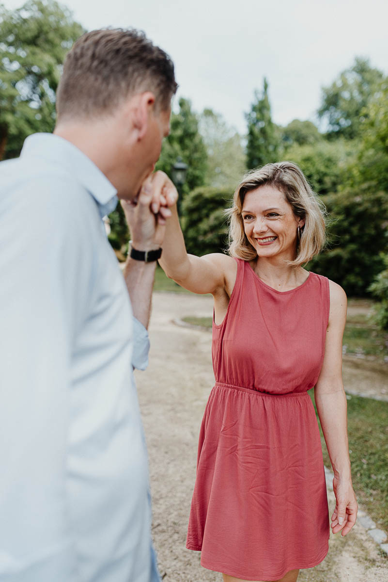Natürliches Paarfoto mit harmonischer Kleidung