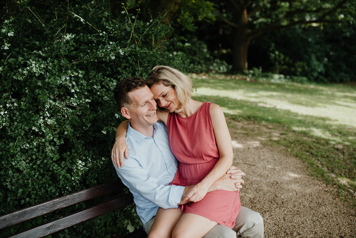 Natürliches Verlobungsshooting eines Paares im Abendlicht