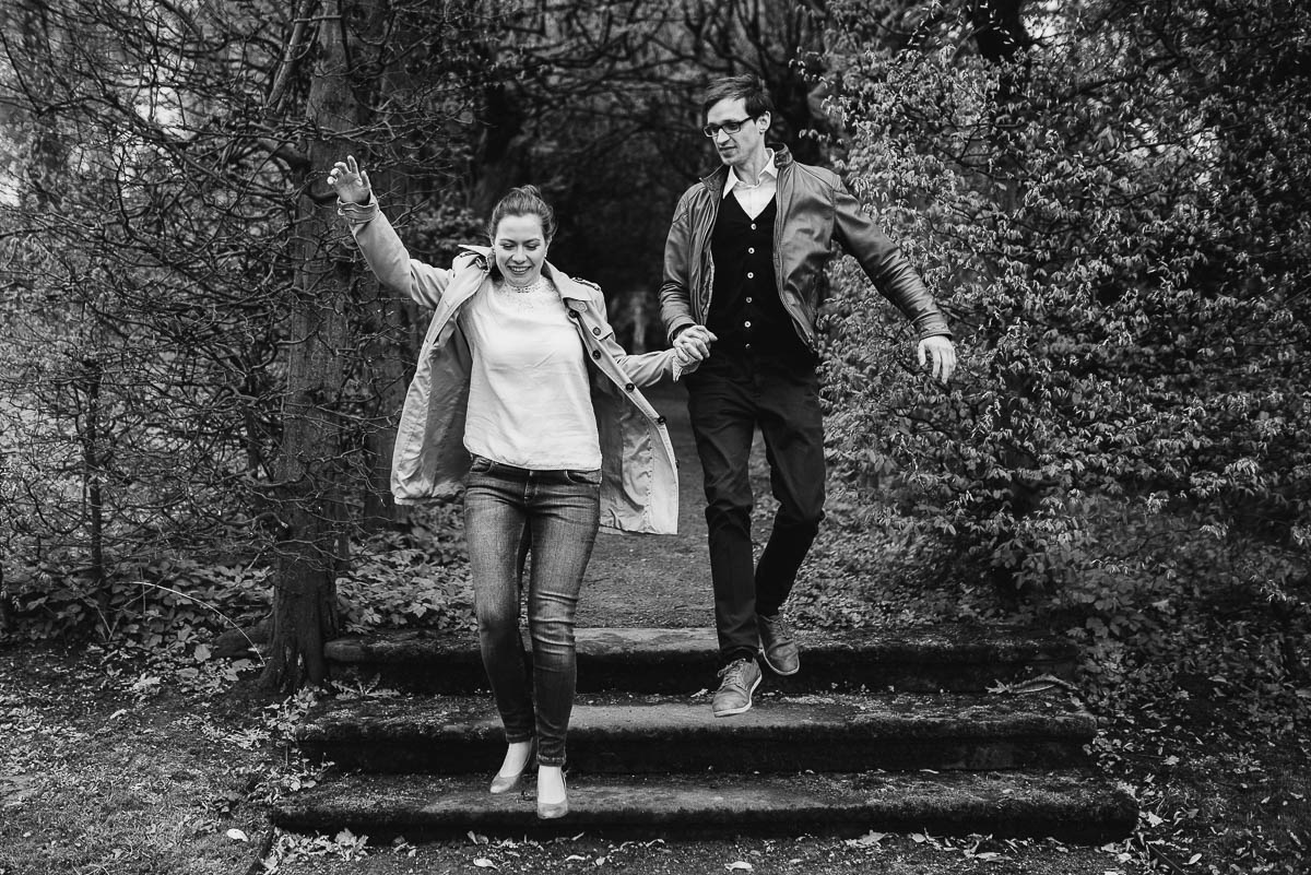 Fotoshooting zur Verlobung in einem Park