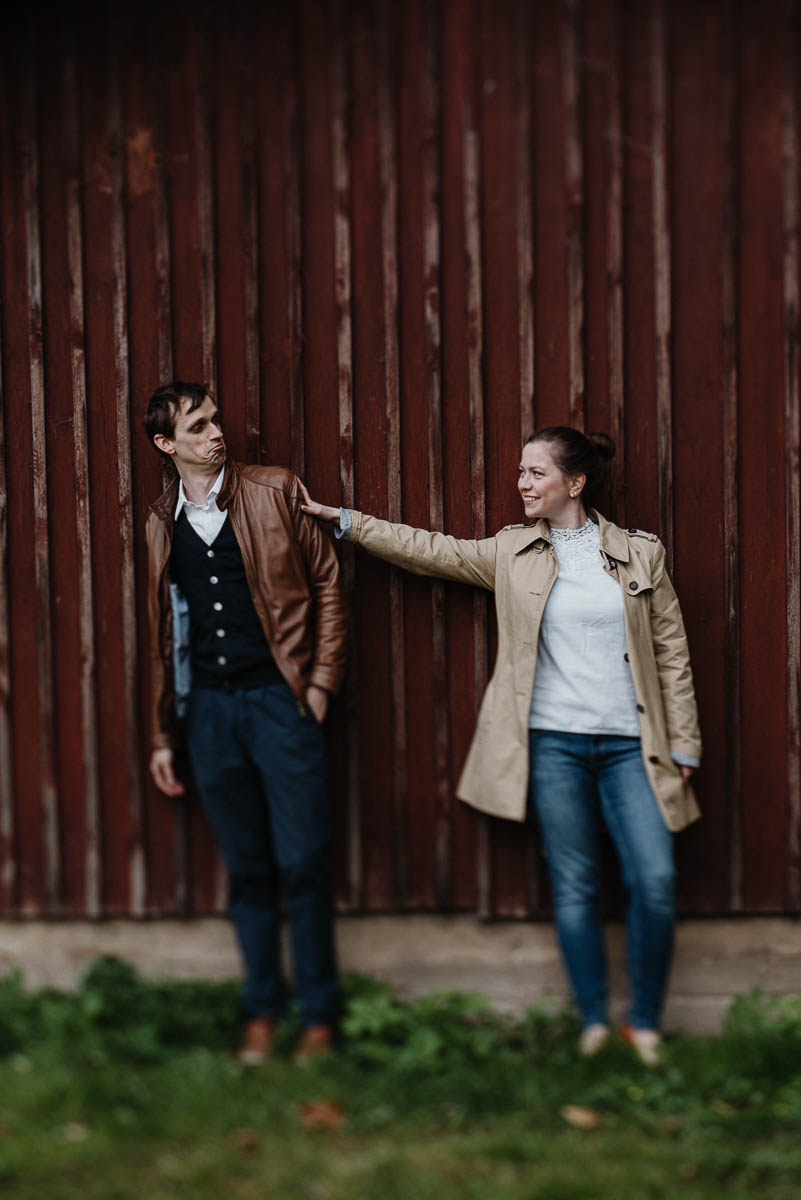 Witzige Paarbilder zum Verlobungsshooting auf Schloss Proschwitz