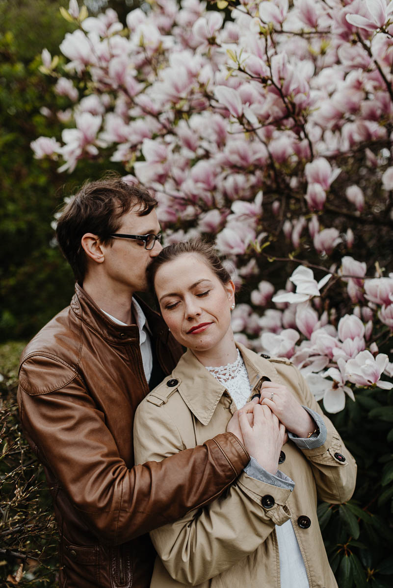 Engagementshooting Schloss Proschwitz mit Magnolienblüte