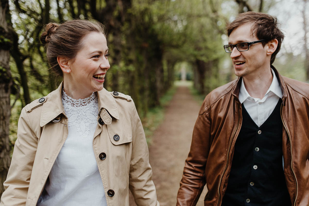 Fotoshooting in einem Park in Meißen mit einem Paar kurz vor der Hochzeit