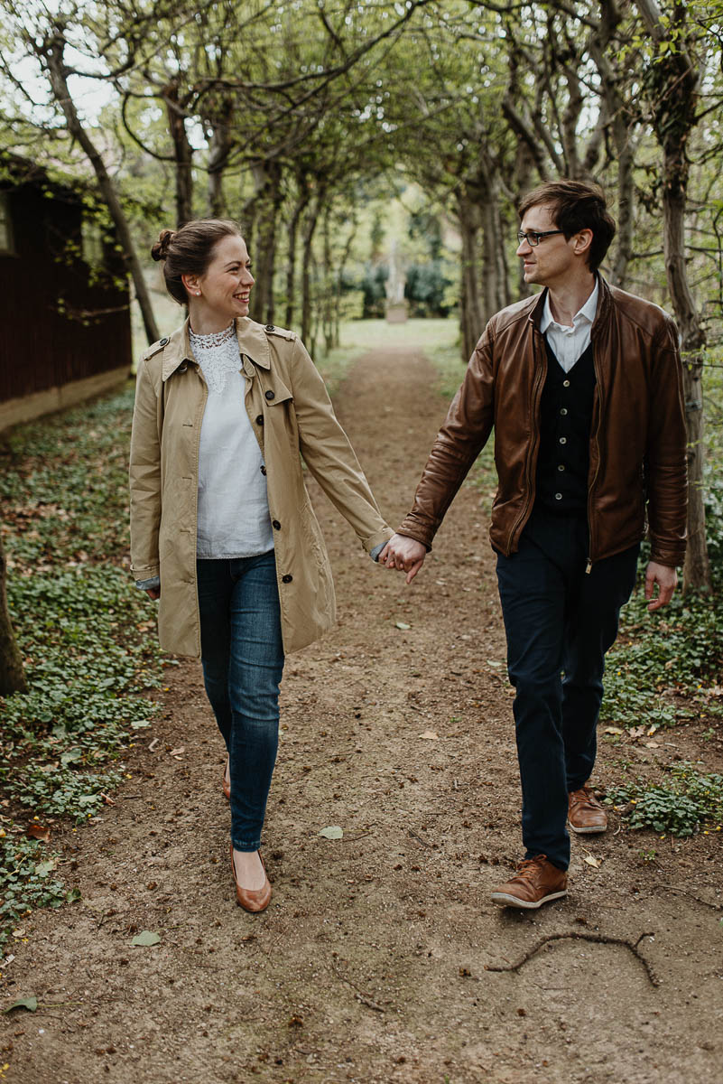 Vorlobungsbilder auf Schloss Proschwitz - ein Paar spaziert durch den Park