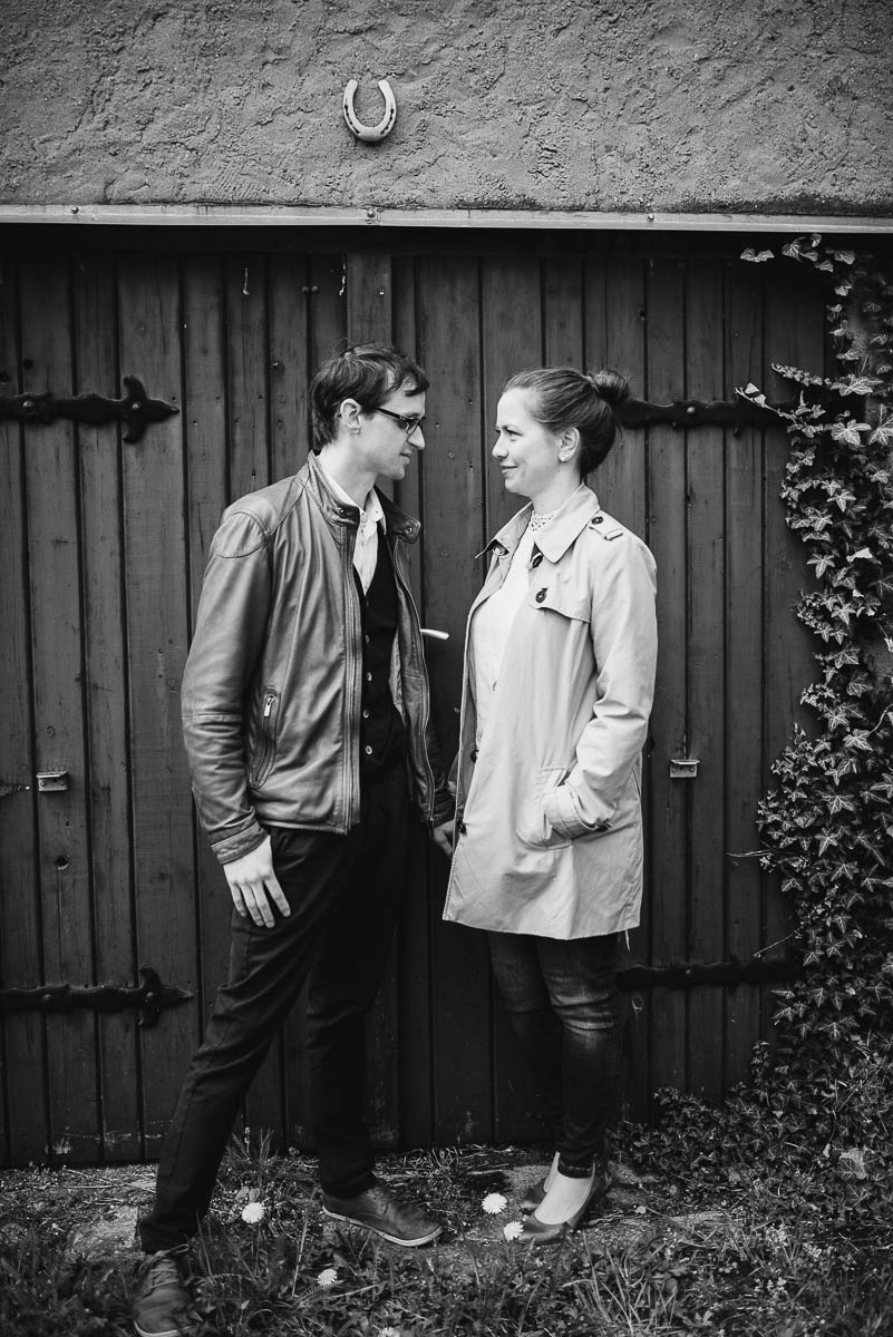 Verlobungsbilder auf Schloss Proschwitz in Schwarzweiß