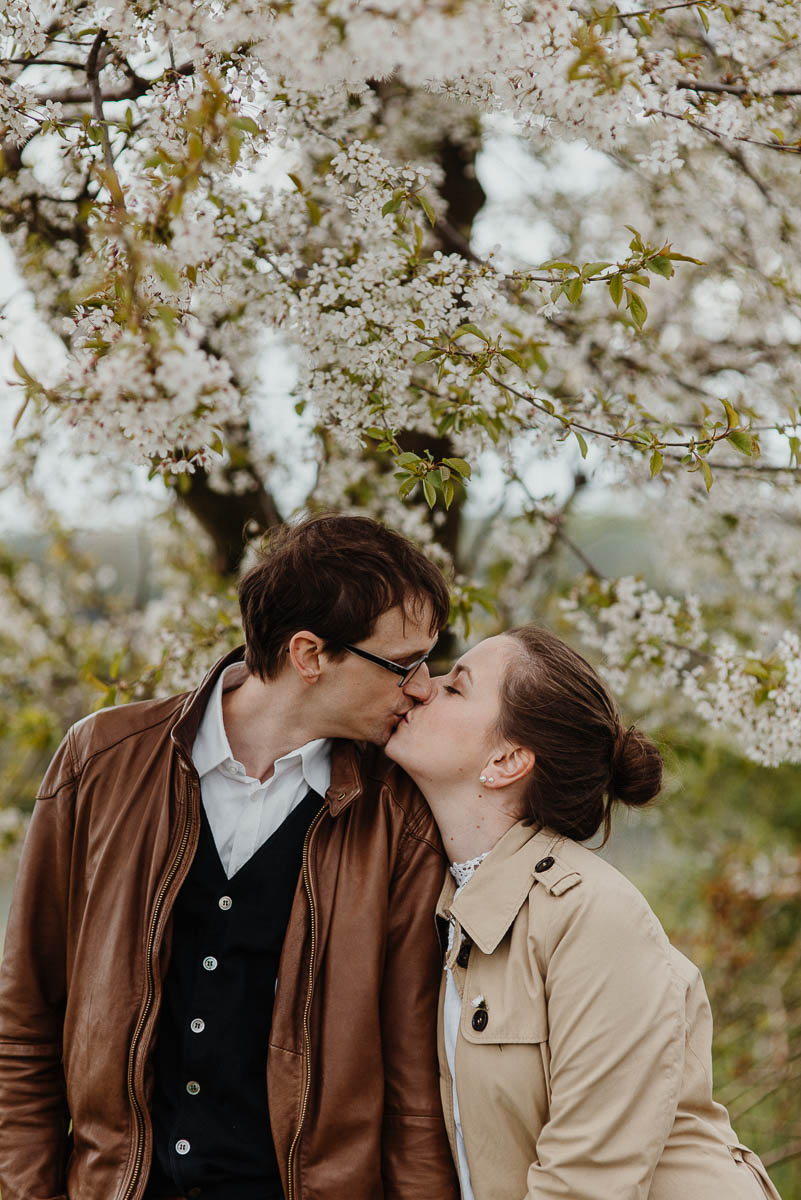 Verlobungsbilder mit Kirschblüte im Frühling