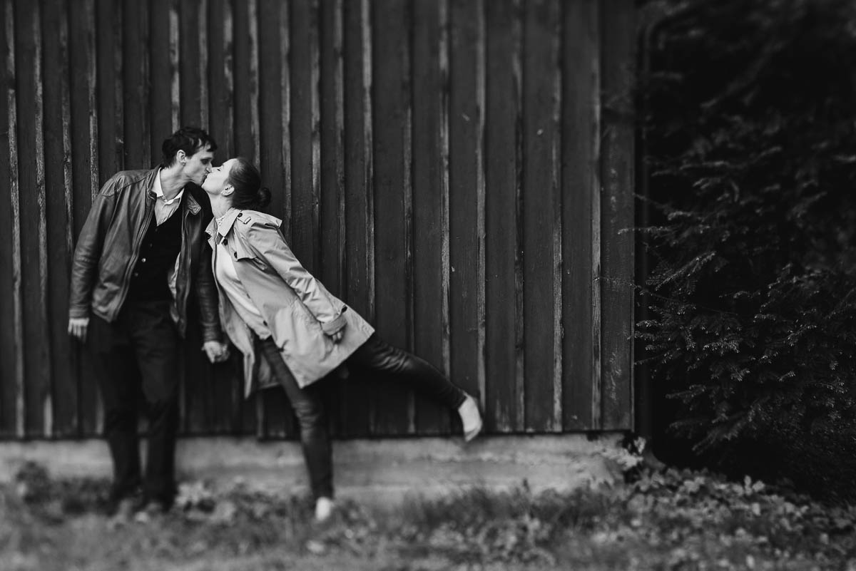 Paarshooting in Schwarzweiß kurz vor der Hochzeit