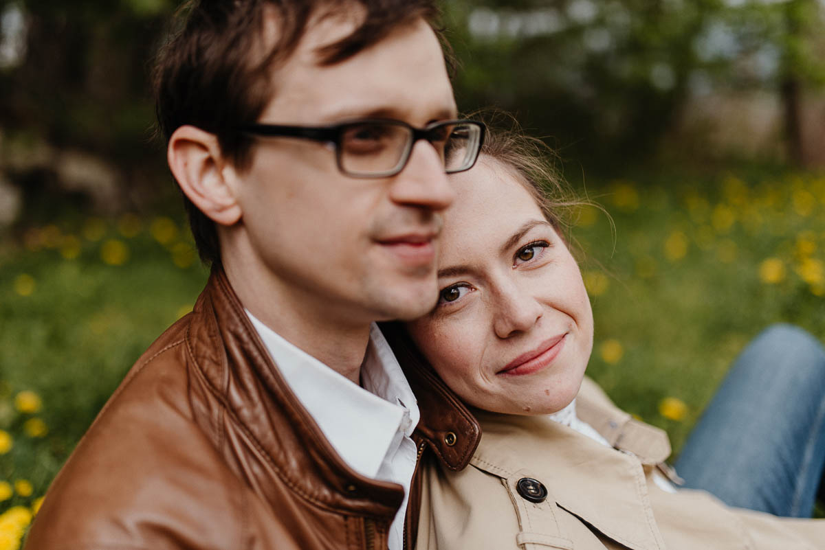 Paarshooting auf einer Wiese mit Picknick in Meißen