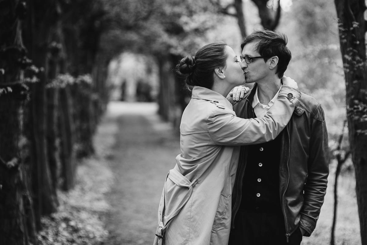 Schöne Verlobungsbilder im Park von Schloss Proschwitz