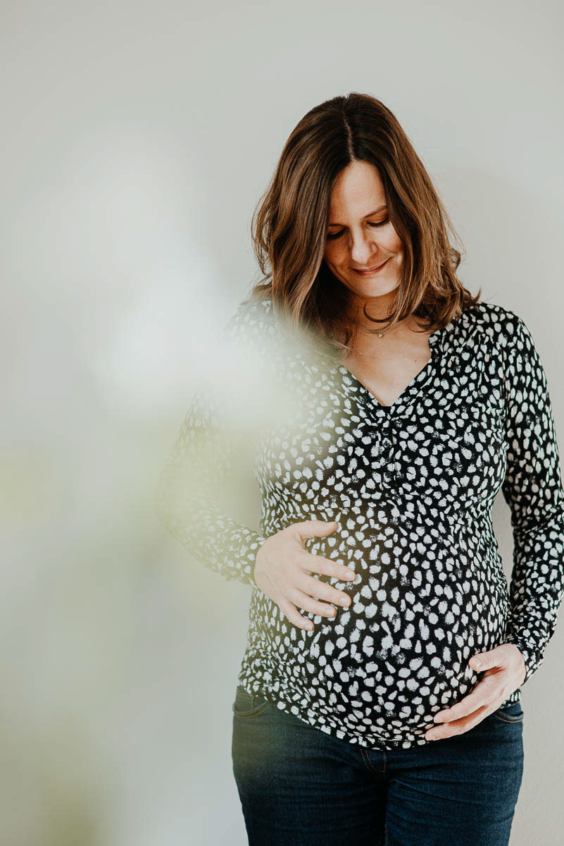 Babybauch Shooting  schwangere Frau zuhause