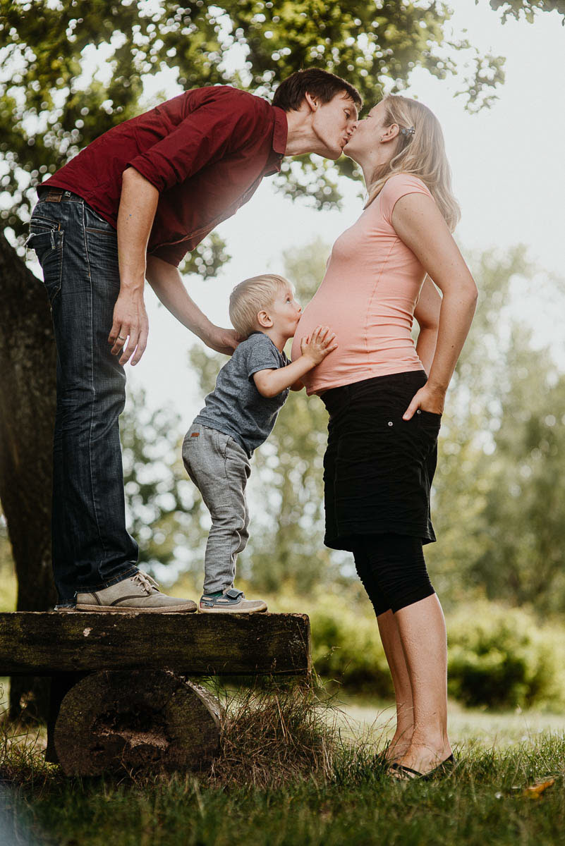 Babybauch Shooting schwangere Frau mit Sohn und Mann