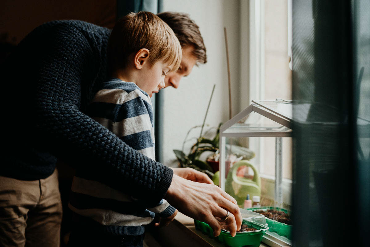 Familien Fotoshooting Kinderbilder, Vater mit Sohn am Fenster