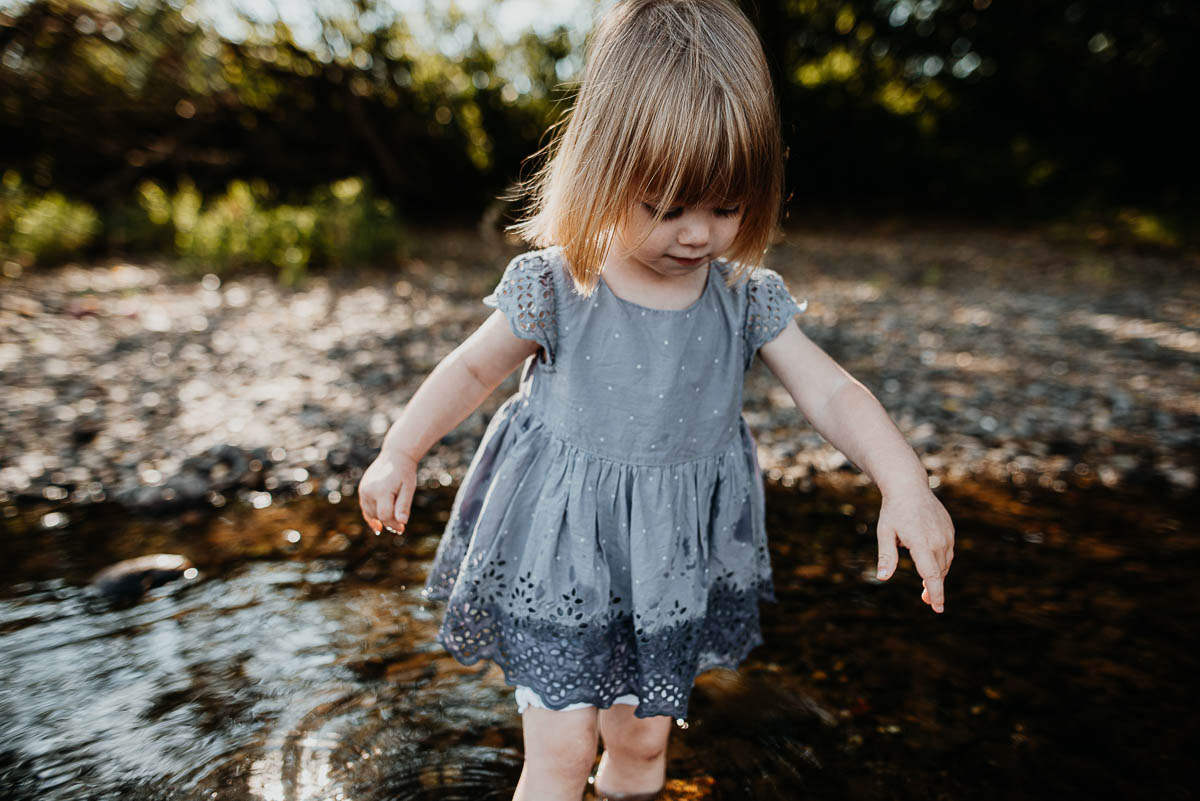 Familienfotos mal anders Reportage Mädchen spielt in der Elbe, das Kleid ist nass