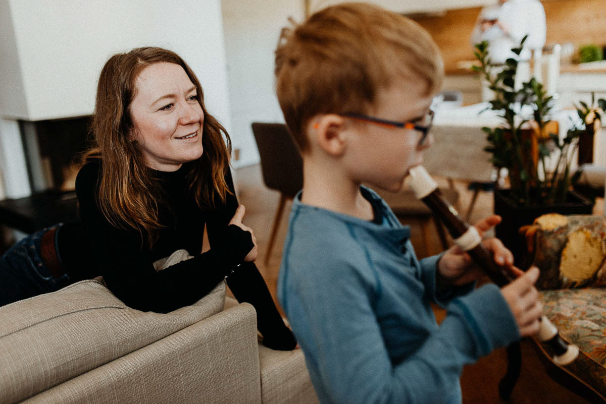 Familienfotos mal anders Reportage Sohn spielt Flöte, Mutter hört zu