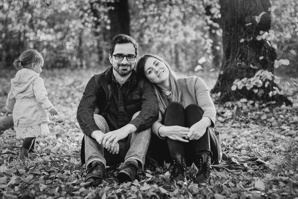 Familienfotos mal anders Reportage Paarfoto mit Kind im Herbst 