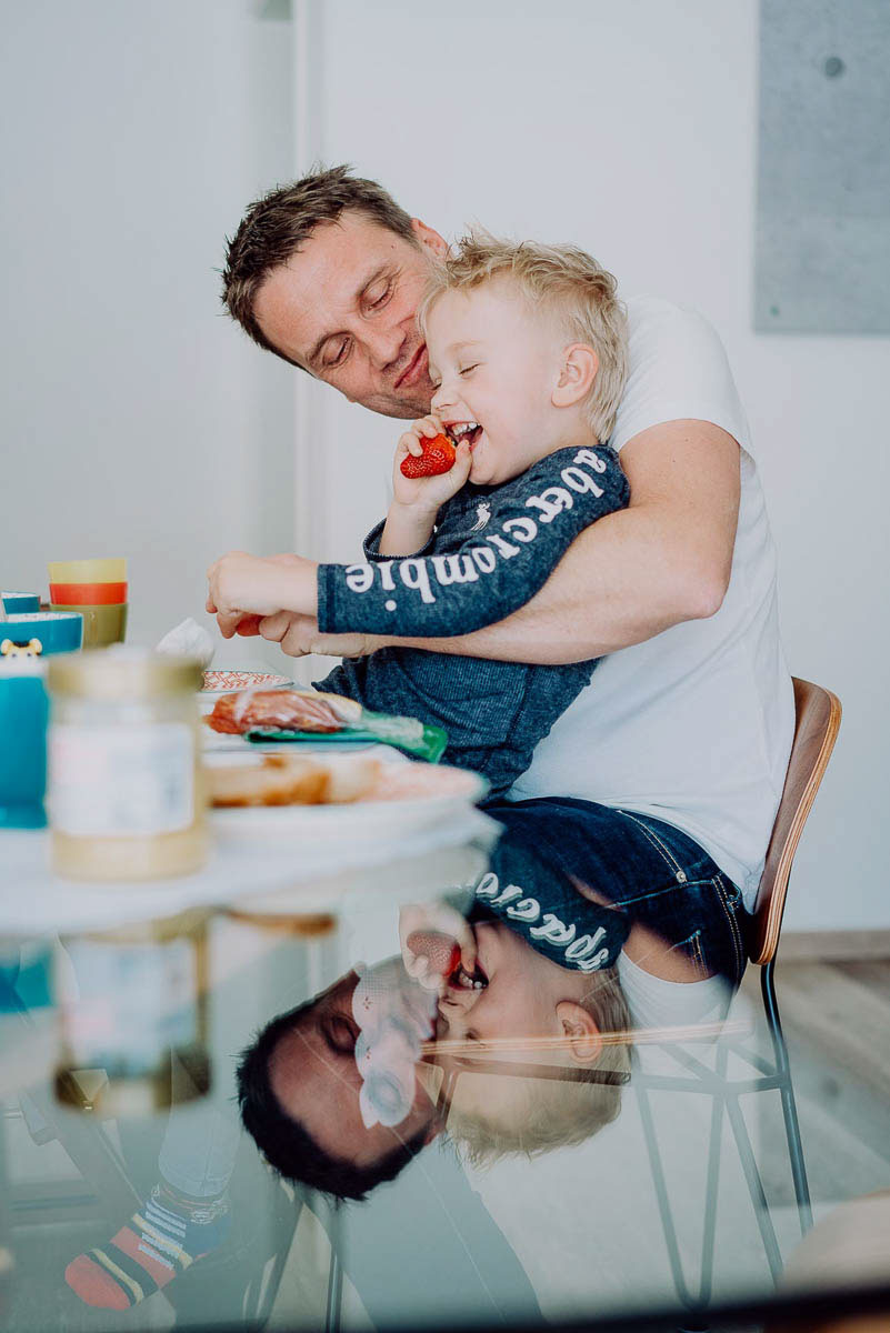 Familienfotos mal anders Reportage Papa mit Kind beim Frühstück