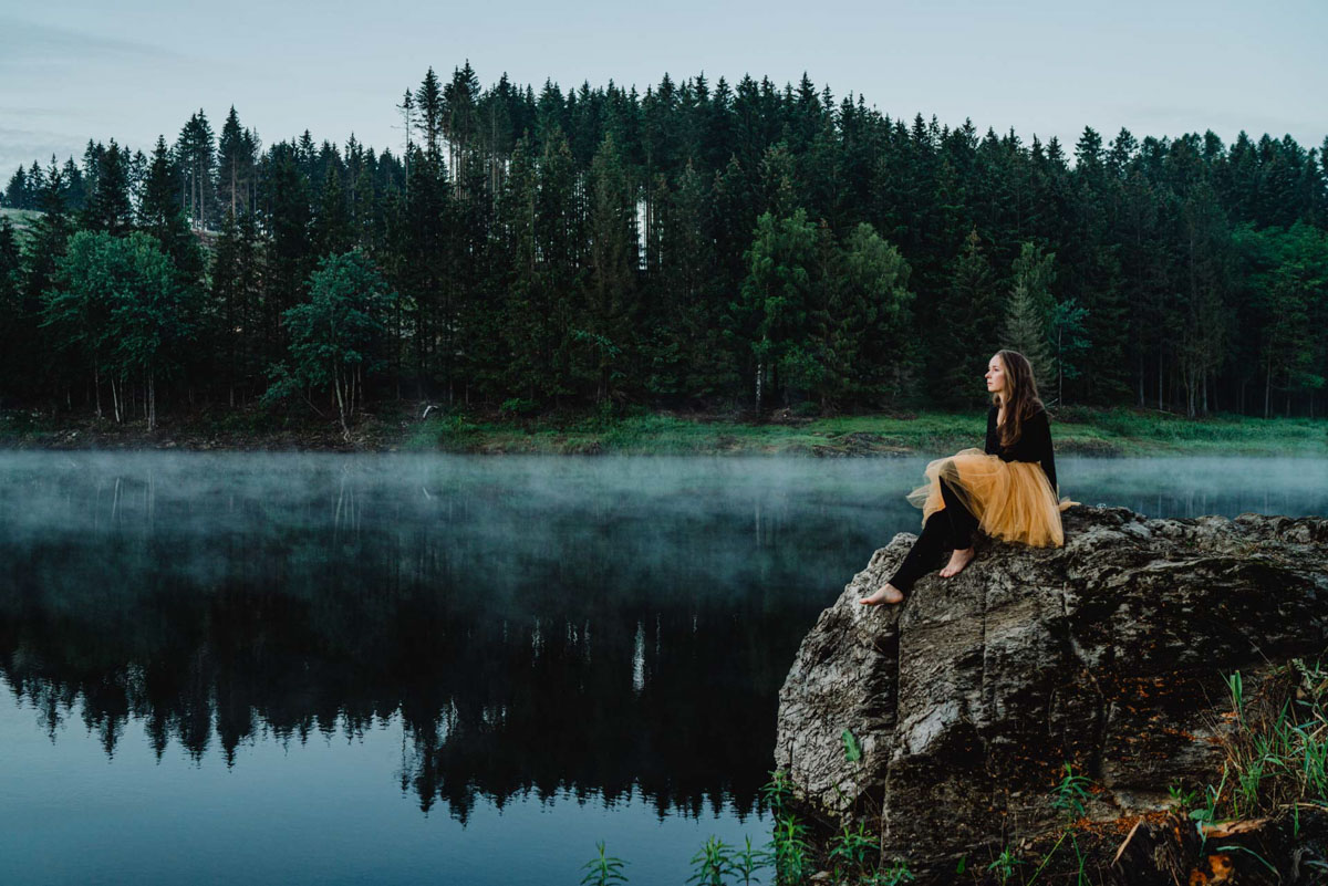 fotografin annelie brux portrait im gelben Kleid am Wasser im Harz