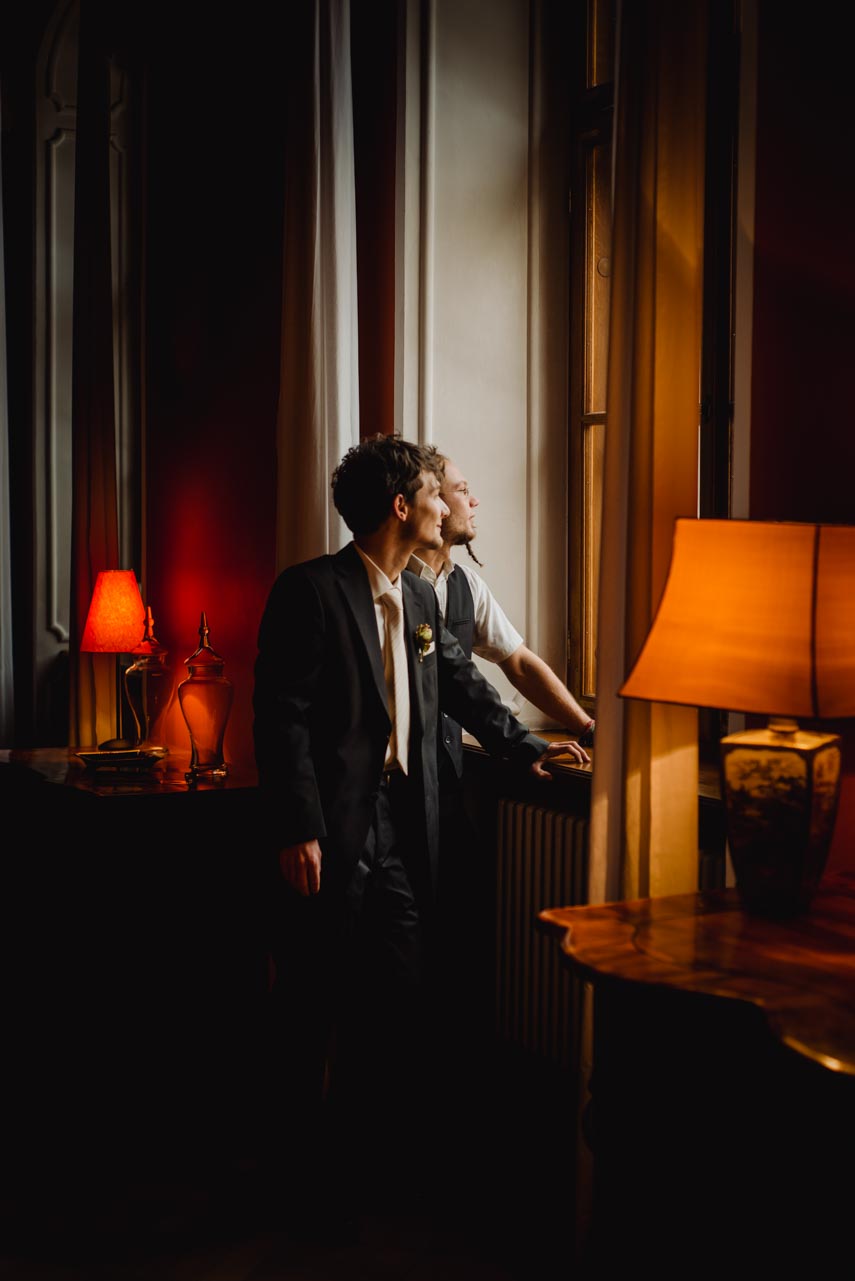 hochzeit auf schloss proschwitz Kaminzimmer Bräutigam mit Trauzeuge
