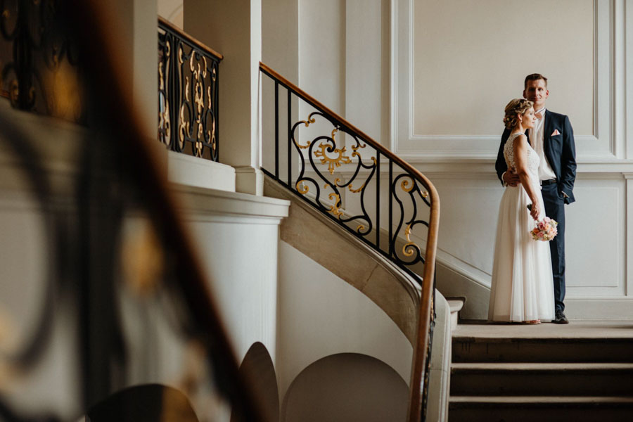 hochzeit auf schloss proschwitz Treppenhaus Brautpaar Shooting