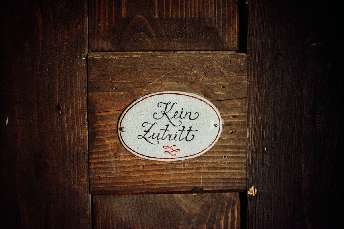 Schild an einer Tür Kein Zutritt, Sinnbild für Beratung und Coaching