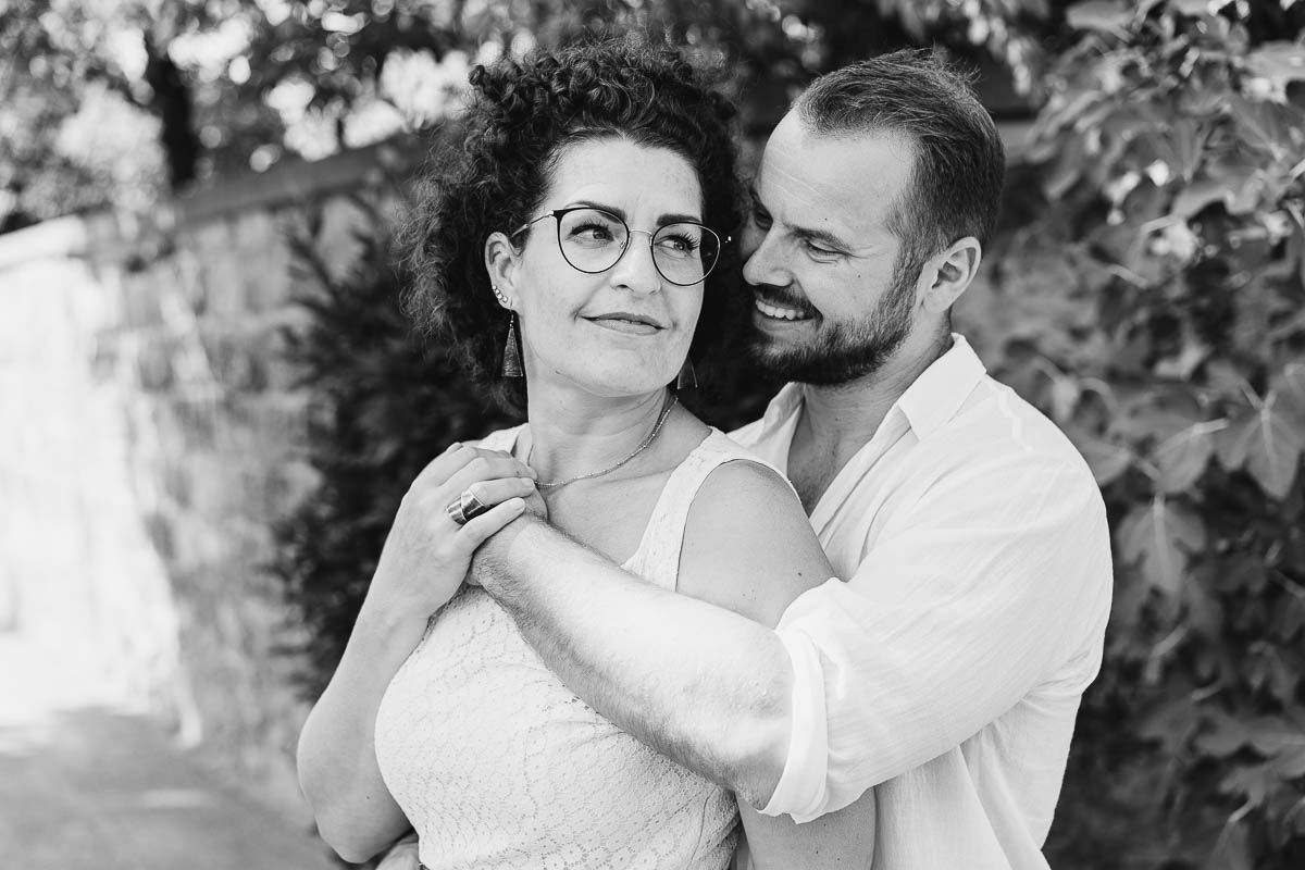 Natürliches Paarshooting Outfit mit leichten Stoffen für authentische Paarfotos