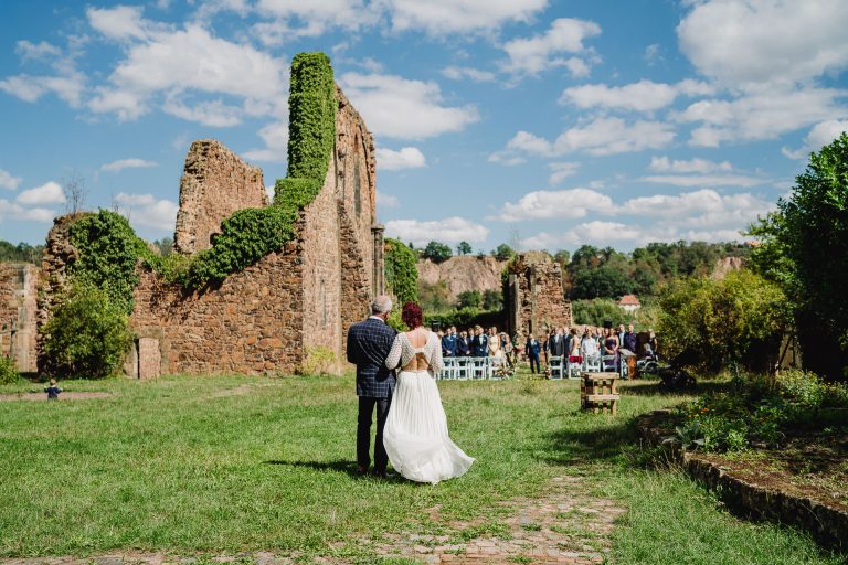 hochzeitsfotografie tipps braut und vater gehen zur trauung heiraten in der klosterruine heilig kreuz in meissen