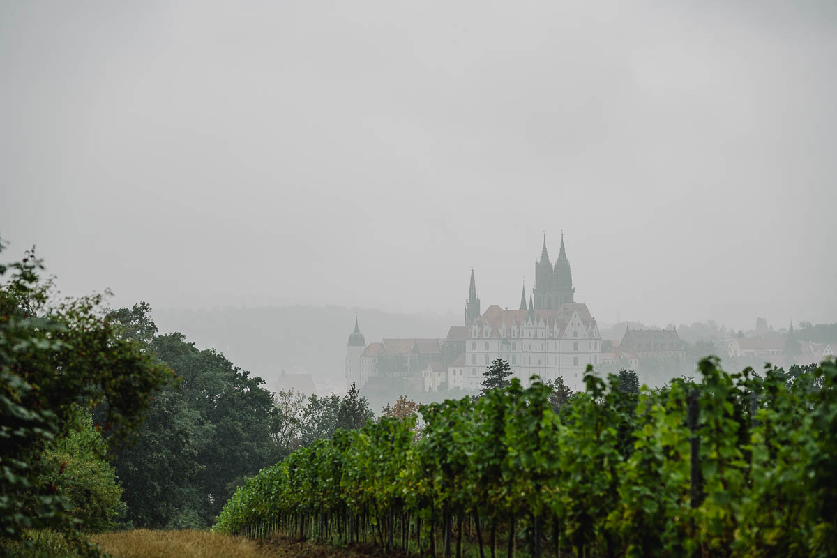 Blick nach Meißen mit Regenwolken von Schloss Proschwitz aus