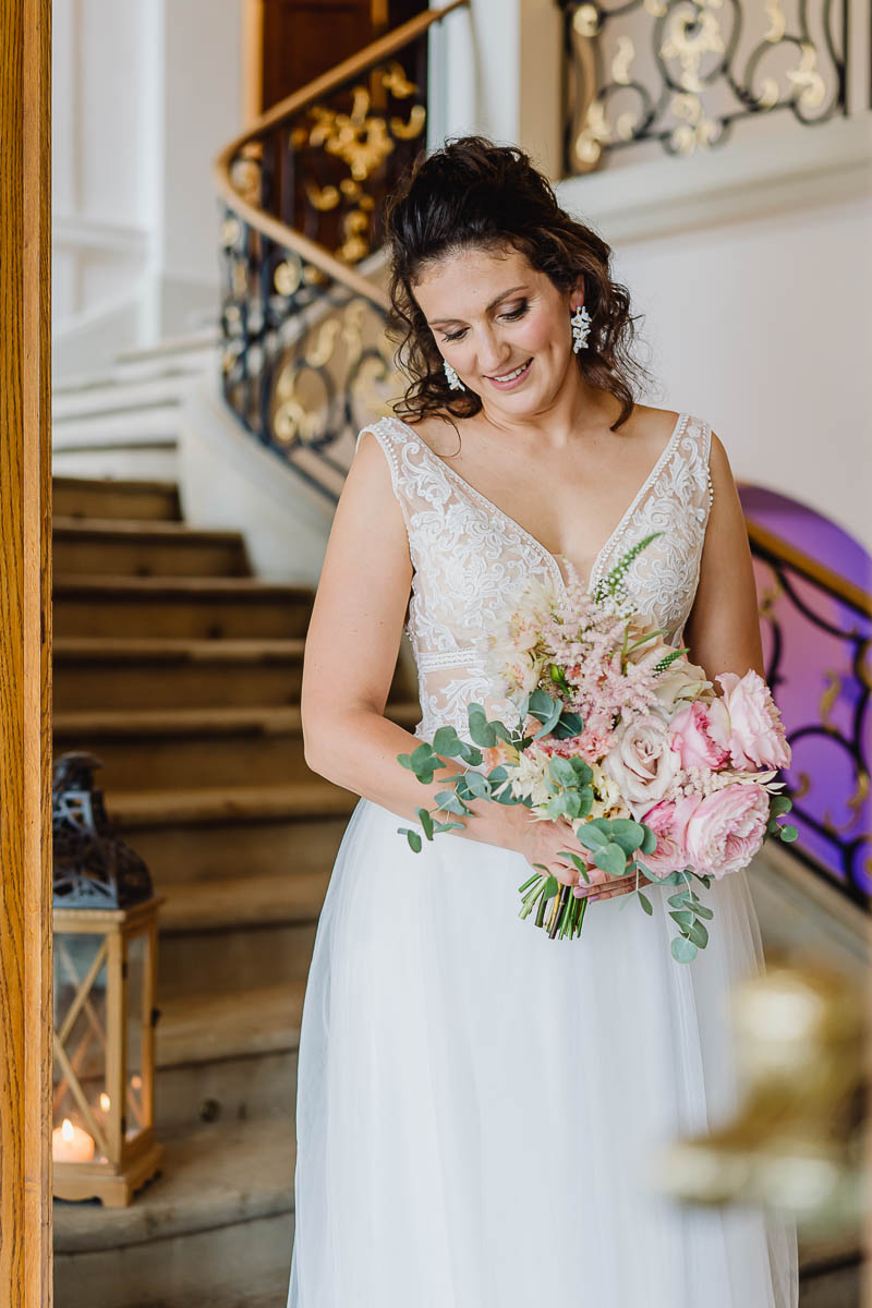 Braut mit Straß regen am Hochzeitstag