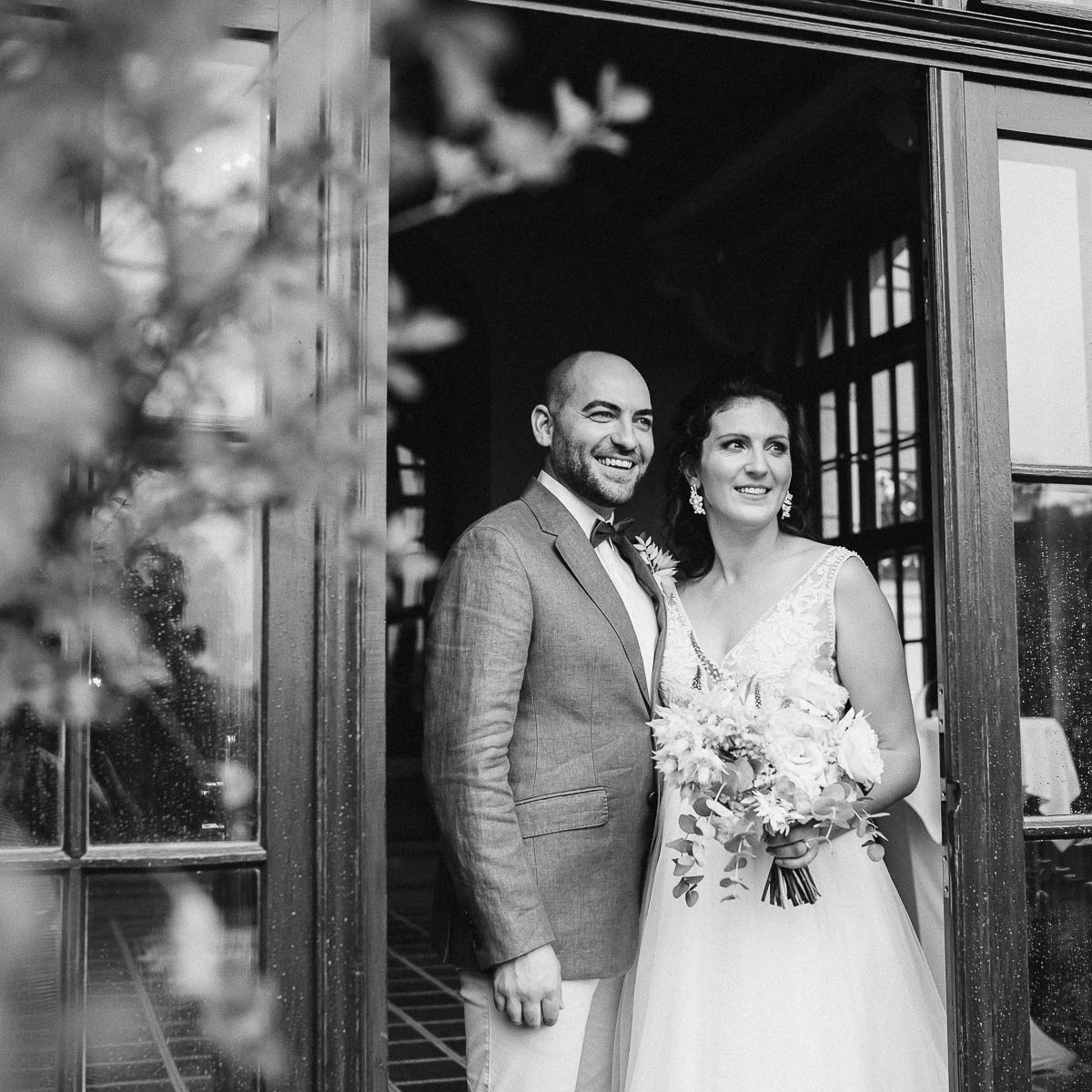 Brautpaar Schöne Hochzeitsfotos trotz Regen