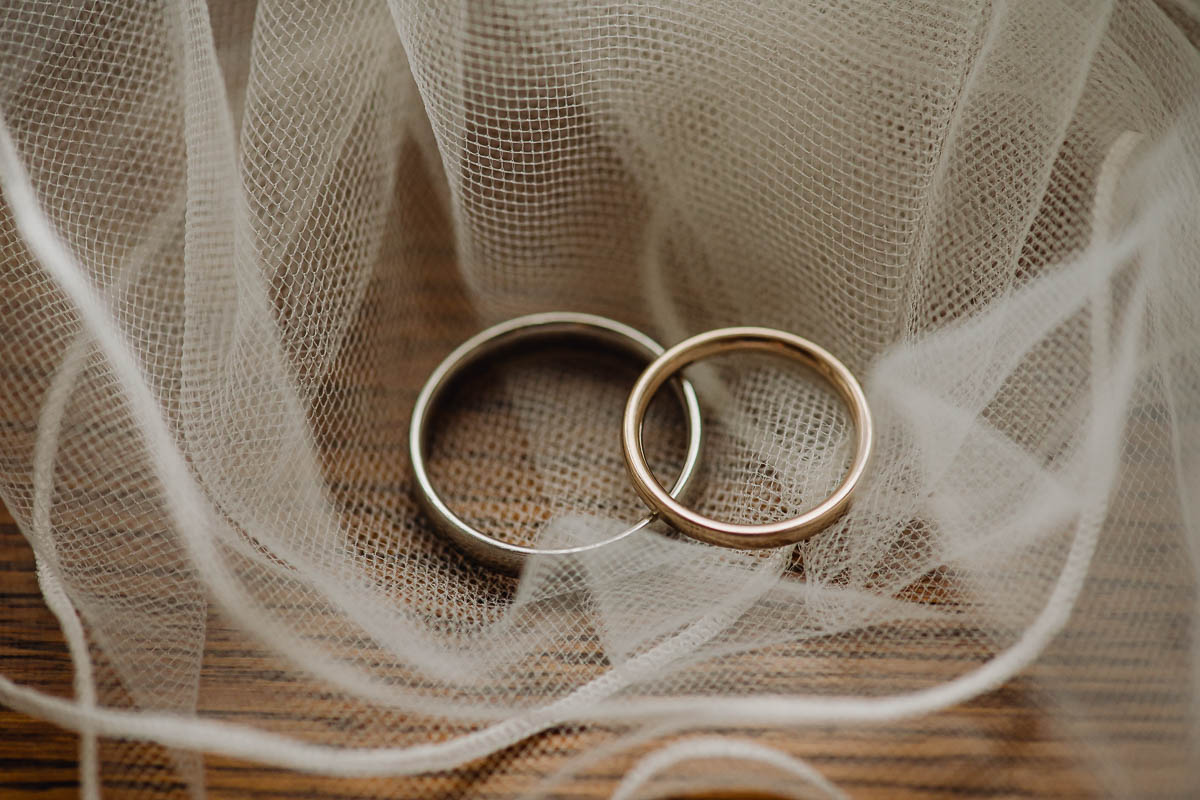 Trauringe auf Schleier