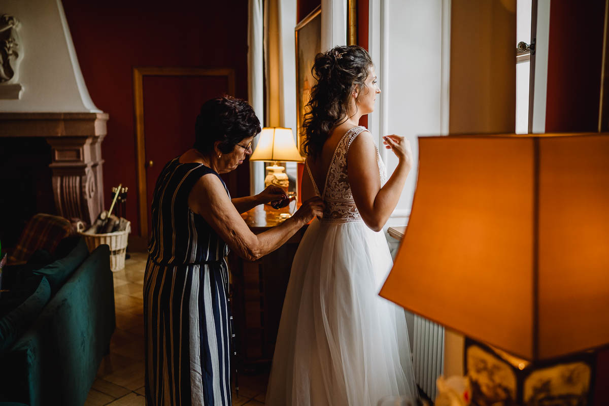 Braut und Brautmutter beim Getting Ready auf Schloss Proschwitz