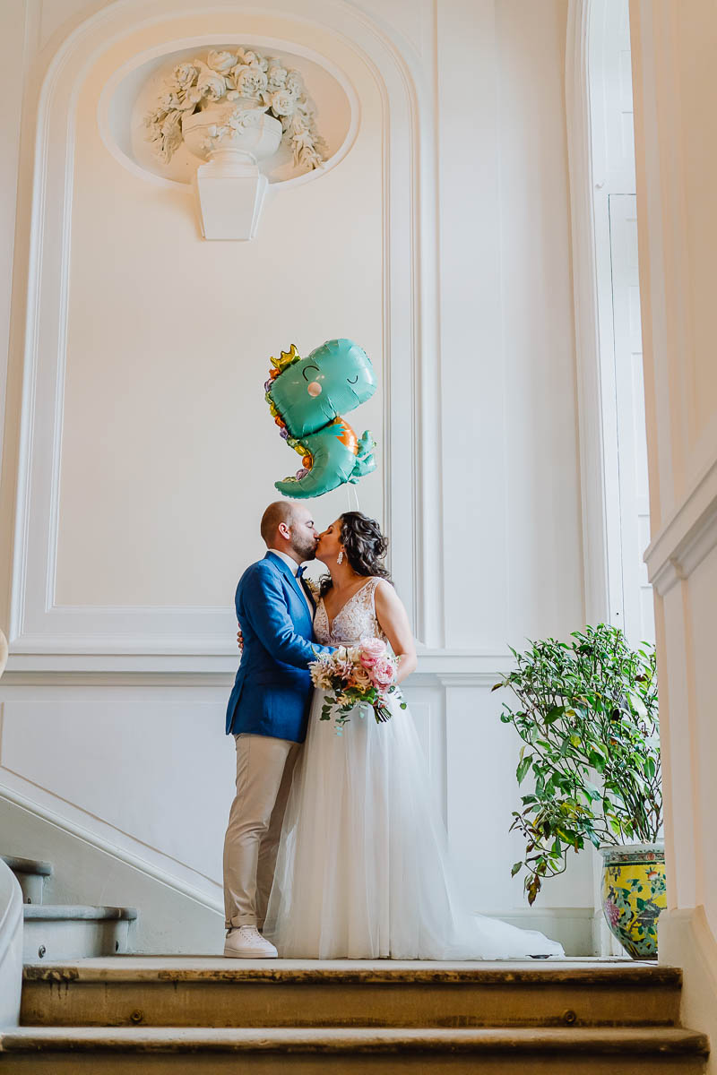 auch Quatsch muss sein - Brautpaar beim Brautpaarshooting mit Luftballons