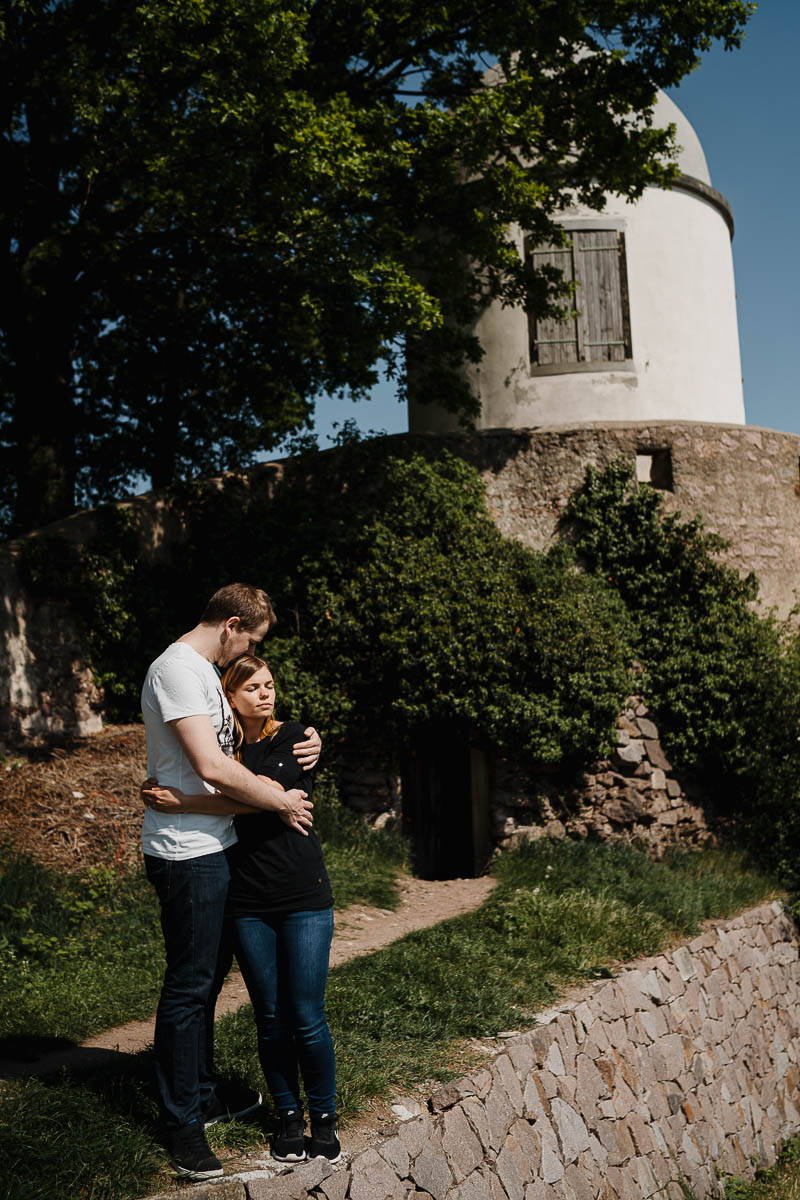Paarbilder Radebeul Jacobstein. Pärchen steht an einer Weinbergmauer und schaut über das Gelände von Schloss Wackerbarth