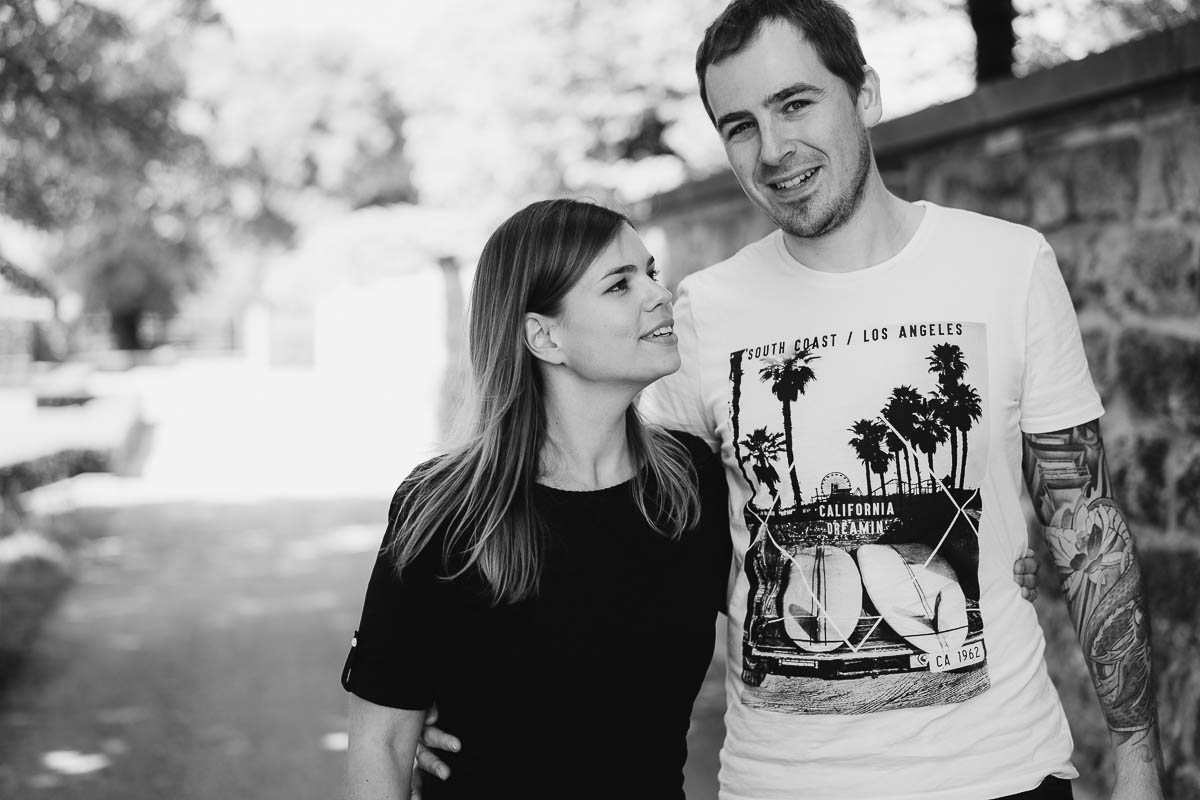 Paarshooting Radebeul. Ein Pärchen läuft auf Schloss Wackerbarth. Schwarz weiß