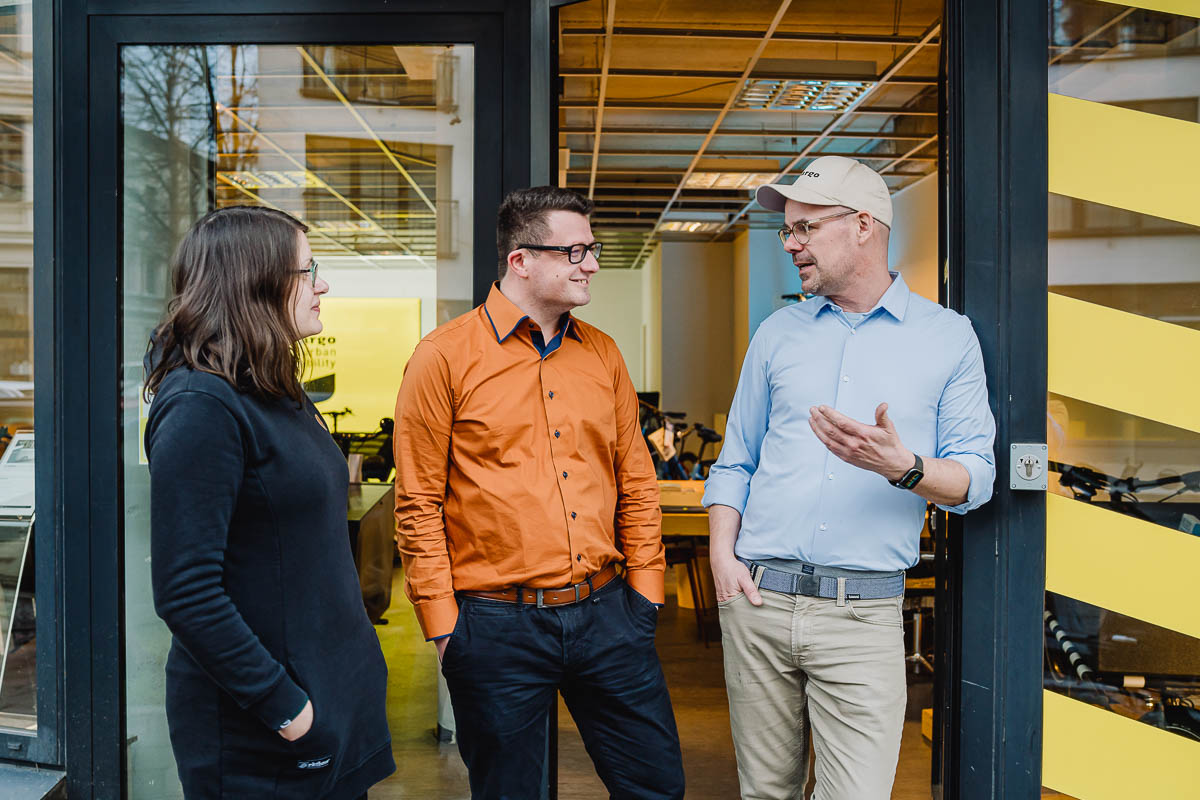 Authentische Businessfotografie Teambild beim Gespräch vor dem Laden