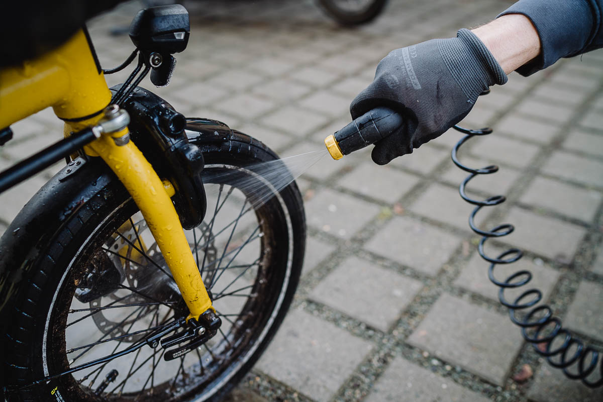 b2b Fotografie Reportage - bevor die Lastenräder verkauft werden, müssen die Mitarbeiter sie reinigen