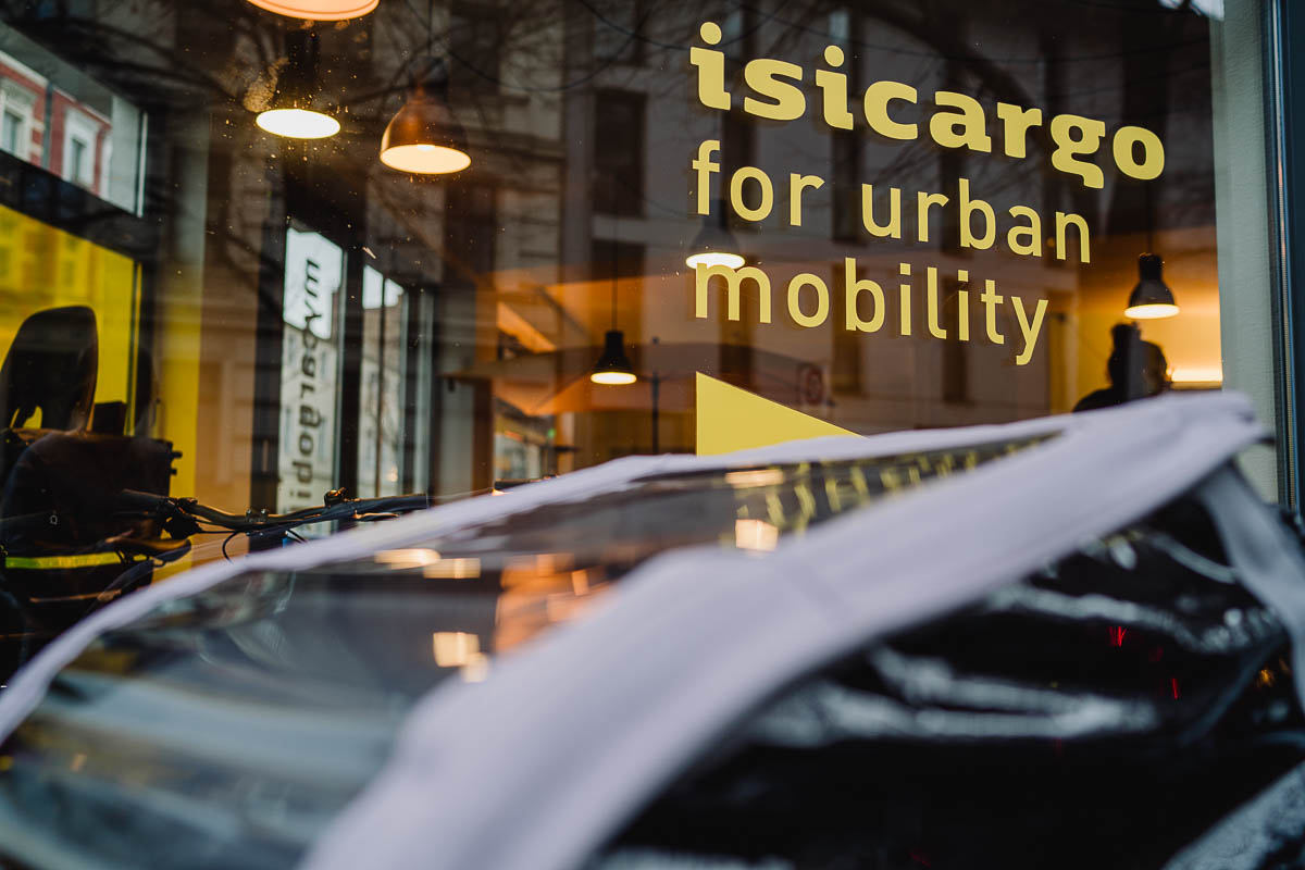 Businessfotografe für Unternehmen Außenansicht des Ladengeschäfts mit dem Logo der Firma