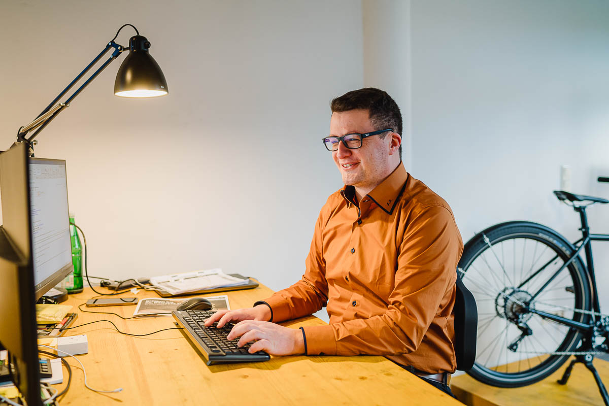 Businessfotografie Kundenberatung Arbeit am Rechner